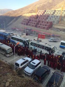 གསེར་རྟ་ཆོས་སྒར་ནས་གྲྭ་བཙུན་བཙན་ཁྲིད་བྱེད་བཞིན་པ། ༢༠༡༦།༡༠།༣༠