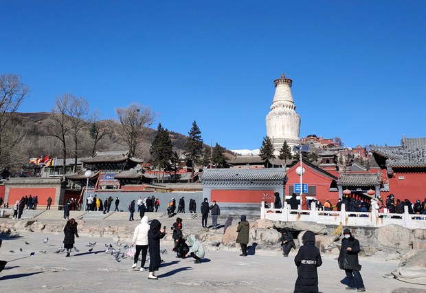 རི་བོ་རྩེ་ལྔའི་ཉེ་འཁོར་འཛུགས་བསྐྲུན་ཆེད་ཁང་ཁྱིམ་མང་པོ་གཏོར་བཤིག་དང་གནས་སྤོར་གྱི་དཀའ་ངལ།
