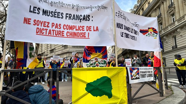 ཧྥ་རན་སིར་གནས་སྡོད་བོད་མི་རྣམས་ནས་ (musée Guimet) འགྲེམས་སྟོན་ཁང་གི་མདུན་དུ་སླར་ཡང་ངོ་རྒོལ་སྐད་འབོད་ཀྱི་ལས་འགུལ་སྤེལ་ཡོད་པ།
