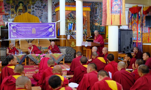 སྐུ་བཅར་རྣམ་རྒྱལ་གྲྭ་ཚང་གི་གོ་བསྒྲིགས་འོག་དཔལ་དུས་ཀྱི་འཁོར་ལོའི་བགྲོ་གླེང་ཐེངས་དང་པོ་ཚོགས་བཞིན་པ། ༢༠༡༨།༥།༡༤ སྐུ་བཅར་རྣམ་རྒྱལ་གྲྭ་ཚང་གི་གོ་བསྒྲིགས་འོག་དཔལ་དུས་ཀྱི་འཁོར་ལོའི་བགྲོ་གླེང་ཐེངས་དང་པོ་ཚོགས་བཞིན་པ། ༢༠༡༨།༥།༡༤