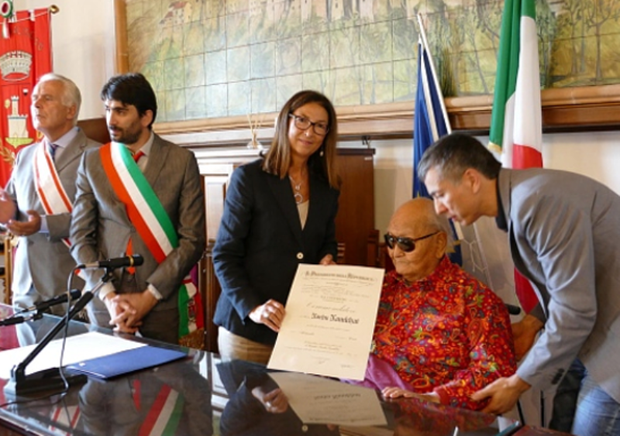 ནམ་མཁའི་ནོར་བུ་རིན་པོ་ཆེ་མཆོག་ལ་ཨི་ཊ་ལི་རྒྱལ་ཁབ་ཀྱིས་ཆེ་བསྟོད་ཀྱི་གཟེངས་རྟགས་ཕུལ་སྐབས། ༢༠༡༨།༩།༡༠ ནམ་མཁའི་ནོར་བུ་རིན་པོ་ཆེ་མཆོག་ལ་ཨི་ཊ་ལི་རྒྱལ་ཁབ་ཀྱིས་ཆེ་བསྟོད་ཀྱི་གཟེངས་རྟགས་ཕུལ་སྐབས། ༢༠༡༨།༩།༡༠