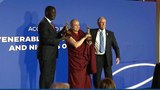 ཆབ་སྲིད་བཙོན་ཟུར་མགོ་ལོག་འཇིགས་མེད་ལགས་ལ་དམངས་གཙོའི་གཟེངས་རྟགས་ཐོབ་འདུག