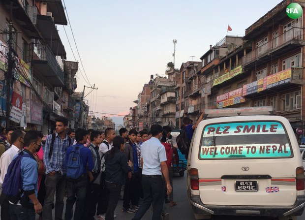 བལ་ཡུལ་ནང་རྡོ་སྣུམ་རྫོགས་ནས་ཡུལ་མིའི་འགྲོ་བསྐྱོད་ལ་དཀའ་ངལ་འཕྲད་བཞིན་པ། ༢༠༡༥།༩།༢༩