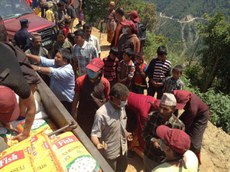 བལ་ཡུལ་རྒྱལ་སར་ས་ཡོམ་གྱི་གོད་ཆག་ཐེབས་མི་ཚོར་རོགས་རམ་གནང་བཞིན་པ། ༢༠༡༥།༥།༣