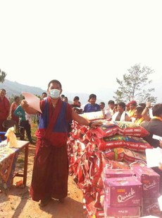 བོད་མི་དང་ནང་བའི་གྲྭ་བཙུན་ཚོས་བལ་ཡུལ་གྱི་གནོད་ཐེབས་ས་ཁུལ་ནང་རོཊ་སྐྱོར་གནང་བཞིན་པ། ༢༠༡༥།༥