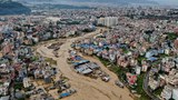 བལ་ཡུལ་ནང་ཆུ་ལོག་དང་ས་རུད་ཀྱི་གནོད་འཚེའི་ཁྲོད་ཉུང་མཐར་མི་གྲངས་༢༠༠ལྷག་གི་ཚེ་སྲོག་ཤོར་འདུག