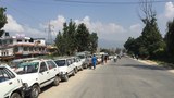 བལ་ཡུལ་ནང་རྡོ་སྣུམ་རྫོགས་པའི་རླངས་འཁོར་རུ་བསྒྲིགས་ནས་སྣུམ་རག་པར་སྒུག་བཞིན་པ། ༢༠༡༥།༩།༢༨