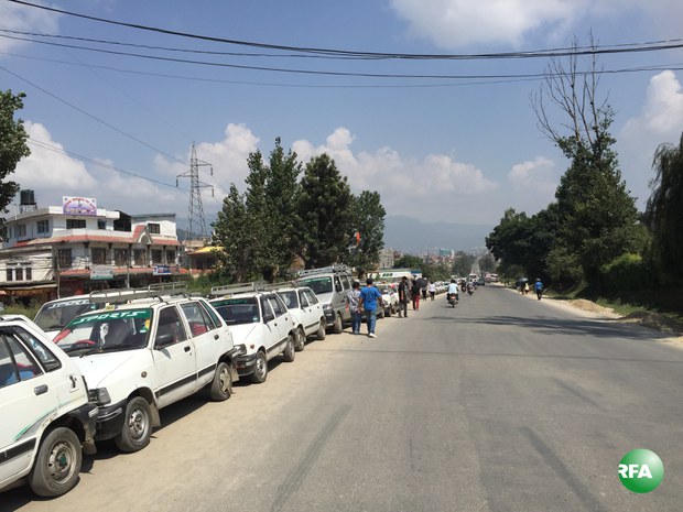 བལ་ཡུལ་ནང་རྡོ་སྣུམ་རྫོགས་པའི་རླངས་འཁོར་རུ་བསྒྲིགས་ནས་སྣུམ་རག་པར་སྒུག་བཞིན་པ། ༢༠༡༥།༩།༢༨ བལ་ཡུལ་ནང་རྡོ་སྣུམ་རྫོགས་པའི་རླངས་འཁོར་རུ་བསྒྲིགས་ནས་སྣུམ་རག་པར་སྒུག་བཞིན་པ། ༢༠༡༥།༩།༢༨