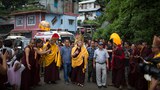 ཞྭ་དམར་རིན་པོ་ཆེའི་སྐུ་ཕུང་གདན་འདྲེན་ཞུ་བཞིན་པ། 