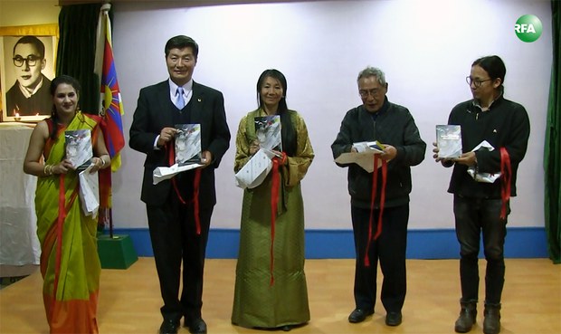 སྲིད་སྐྱོང་མཆོག་གིས་༼བྱ་དེ་ཁྲུང་ཁྲུང་དཀར་མོ། ཤོག་རྩལ་ང་ལ་གཡར་དང་། ༽ཞེས་པའི་དཔེ་དེབ་གསར་བ་དབུ་འབྱེད་གནང་སྐབས། ༢༠༡༧།༢།༢༣ སྲིད་སྐྱོང་མཆོག་གིས་༼བྱ་དེ་ཁྲུང་ཁྲུང་དཀར་མོ། ཤོག་རྩལ་ང་ལ་གཡར་དང་། ༽ཞེས་པའི་དཔེ་དེབ་གསར་བ་དབུ་འབྱེད་གནང་སྐབས། ༢༠༡༧།༢།༢༣