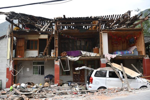 ལྕགས་ཟམ་རྫོང་གི་ས་ཡོམ་ཁྲོད་ད་བར་རྐྱེན་འདས་སུ་སོང་བའི་མི་གྲངས་༩༣བར་འཕར་ཡོད་འདུག