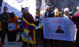 ལོ་གསར་མཆོད་འབུལ་དང་ངོ་རྒོལ་བརྒྱུད་སྲུང་བརྩི། ལོ་གསར་མཆོད་འབུལ་དང་ངོ་རྒོལ་བརྒྱུད་སྲུང་བརྩི།
