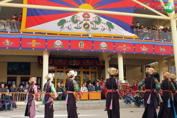 ༧གོང་ས་མཆོག་གིས་ནོ་བེལ་ཞི་བདེའི་གཟེངས་རྟགས་འབུལ་བཞེས་མཛད་པའི་གཞུང་འབྲེལ་དུས་ཆེན་མཛད་སྒོའི་སྐབས། ༢༠༡༥།༡༢།༡༠ ༧གོང་ས་མཆོག་གིས་ནོ་བེལ་ཞི་བདེའི་གཟེངས་རྟགས་འབུལ་བཞེས་མཛད་པའི་གཞུང་འབྲེལ་དུས་ཆེན་མཛད་སྒོའི་སྐབས། ༢༠༡༥།༡༢།༡༠