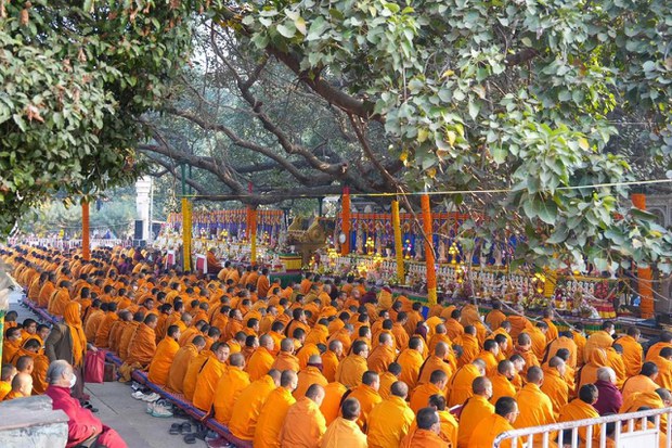 གནས་མཆོག་རྡོ་རྗེ་གདན་དུ་སྔ་འགྱུར་རྙིང་མའི་སྨོན་ལམ་ཆེན་མོ་སྐབས་ ༣༦ པ་འཚོག་བཞིན་འདུག