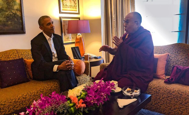 བོད་མིའི་དབུ་ཁྲིད་༧གོང་ས་སྐྱབས་མགོན་ཆེན་པོ་མཆོག་དང་ཨ་རིའི་སྲིད་འཛིན་ཟུར་པ་སྐུ་ཞབས་བྷ་རག་ཨོ་བྷ་མ་(Barack Obama)་རྣམ་གཉིས་མཇལ་འཕྲད། ༢༠༡༧།༡༢།༡ བོད་མིའི་དབུ་ཁྲིད་༧གོང་ས་སྐྱབས་མགོན་ཆེན་པོ་མཆོག་དང་ཨ་རིའི་སྲིད་འཛིན་ཟུར་པ་སྐུ་ཞབས་བྷ་རག་ཨོ་བྷ་མ་(Barack Obama)་རྣམ་གཉིས་མཇལ་འཕྲད། ༢༠༡༧།༡༢།༡