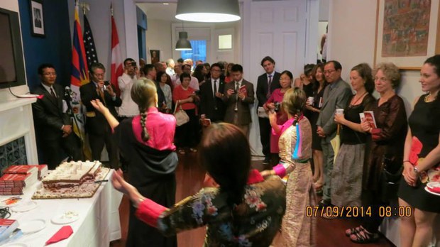 ཨ་རིའི་རྒྱལ་སར་འཁྲུངས་སྐར་གྱི་གསོལ་སྟོན་བཤམ་སྐབས། ༢༠༡༤།༧།༩