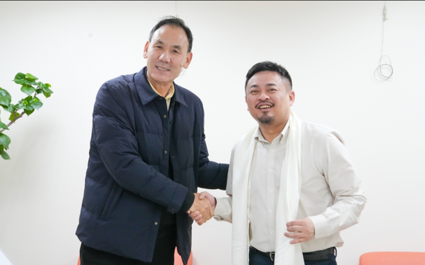 ཐེ་ཝན་བོད་ཀྱི་སྐུ་ཚབ་དོན་གཅོད་མཆོག་དང་ཐེ་ཝན་གྱི་ངལ་རྩོལ་བློན་ཆེན་གཉིས་མཇལ་འཕྲད་གནང་འདུག