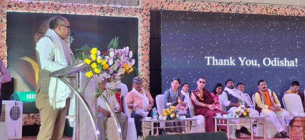 ཨོ་རི་ས་བོད་མིའི་གཞིས་ཆགས་བཙུགས་ནས་མི་ལོ་ཧྲིལ་པོ་ ༦༠ འཁོར་བའི་དུས་དྲན་སྲུང་བརྩི་དང་འབྲེལ་༸གོང་ས་༸སྐྱབས་མགོན་ཆེན་པོ་མཆོག་དང་རྒྱ་གར་གཞུང་མང་ལ་བཀའ་དྲིན་རྗེས་དྲན་ཞུ་བཞིན་འདུག