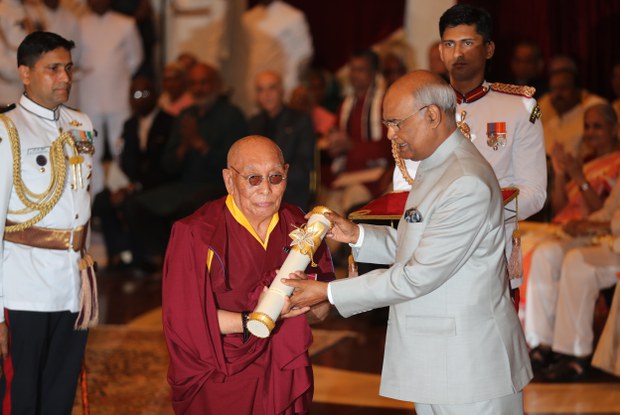 སྐུའི་བླ་སྨན་ཟུར་པ་སྨན་པ་ཡེ་ཤེས་དོན་ལྡན་མཆོག་ལ་པདྨ་ཤྲི་གཟེངས་རྟགས་ཕུལ་འདུག སྐུའི་བླ་སྨན་ཟུར་པ་སྨན་པ་ཡེ་ཤེས་དོན་ལྡན་མཆོག་ལ་པདྨ་ཤྲི་གཟེངས་རྟགས་ཕུལ་འདུག