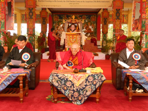 བྱེས་ཀྱི་བཀྲ་ཤིས་ལྷུན་པོ་དགོན་པར་པཎ་ཆེན་ཆུང་སྲིད་མཆོག་གི་འཁྲུངས་སྐར་སྲུང་བརྩི་གནང་བཞིན་པ། ༢༠༡༤།༤།༢༥ བྱེས་ཀྱི་བཀྲ་ཤིས་ལྷུན་པོ་དགོན་པར་པཎ་ཆེན་ཆུང་སྲིད་མཆོག་གི་འཁྲུངས་སྐར་སྲུང་བརྩི་གནང་བཞིན་པ། ༢༠༡༤།༤།༢༥