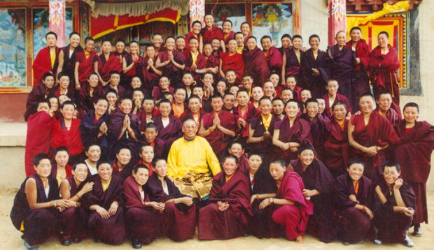སྤྲུལ་སྐུ་སྤང་རི་སྣ་རིན་པོ་ཆེ་དང་དགོན་པའི་བཙུན་མ་ལྷན་བཞུགས།