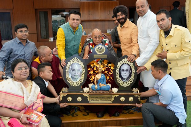 ༸གོང་ས་མཆོག་ལ་ཞི་བདེའི་གཟེངས་རྟགས་ཤིག་འབུལ་ལམ་ཞུས་པ། ༸གོང་ས་མཆོག་ལ་ཞི་བདེའི་གཟེངས་རྟགས་ཤིག་འབུལ་ལམ་ཞུས་པ།