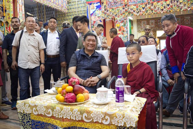 ཨ་རུ་ན་ཅལ་མངའ་སྡེའི་སྤྱི་ཁྱབ་བློན་ཆེན་མཆོག་རྒྱ་གར་ལྷོ་ཕྱོགས་མོན་གྷོ་འདོད་རྒུ་གླིང་དུ་ཕེབས་འདུག ཨ་རུ་ན་ཅལ་མངའ་སྡེའི་སྤྱི་ཁྱབ་བློན་ཆེན་མཆོག་རྒྱ་གར་ལྷོ་ཕྱོགས་མོན་གྷོ་འདོད་རྒུ་གླིང་དུ་ཕེབས་འདུག