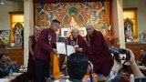 ༸སྐྱབས་རྗེ་ཀིརྟི་རིན་པོ་ཆེ་མཆོག་གིས་གསུང་རྩོམ་སྣ་ཚོགས་པོད་༡༤༠ལྷག་ལྗགས་རྩོམ་གྲུབ་པར། རྒྱལ་སྤྱིའི་པེན་རྩོམ་པ་པོའི་མཐུན་ཚོགས་དབུས་ས་གཉིས་ནས་རིན་པོ་ཆེ་ལ་རྩོམ་རིག་གཟེངས་རྟགས་ཤིག་ཕུལ་ཡོད་པ།