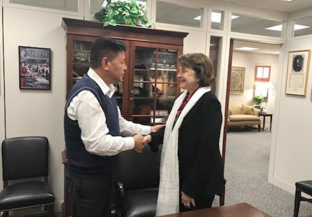 ཨ་རིའི་སྐུ་ཚབ་དོན་གཅོད་སྤེན་པ་ཚེ་རིང་མཆོག་གྲོས་ཚོགས་གོང་མའི་འཐུས་མི་ལྕམ་Diane Feinstein་མཆོག་དང་མཇལ་མོལ་སྐབས། ༢༠༡༦།༡༡ ཨ་རིའི་སྐུ་ཚབ་དོན་གཅོད་སྤེན་པ་ཚེ་རིང་མཆོག་གྲོས་ཚོགས་གོང་མའི་འཐུས་མི་ལྕམ་Diane Feinstein་མཆོག་དང་མཇལ་མོལ་སྐབས། ༢༠༡༦།༡༡