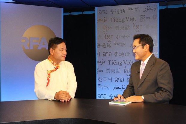 སྤྱི་ཁྱབ་རྩོམ་སྒྲིག་འགན་འཛིན་སྐལ་ལྡན་བློ་གྲོས་ལགས་ཀྱིས་སྤྱི་འཐུས་ཚོགས་གཙོ་སྤེན་པ་ཚེ་རིང་མཆོག་ལ་བཅར་འདྲི་གནང་བཞིན་པ། ༢༠༡༥།༧།༢༣ སྤྱི་ཁྱབ་རྩོམ་སྒྲིག་འགན་འཛིན་སྐལ་ལྡན་བློ་གྲོས་ལགས་ཀྱིས་སྤྱི་འཐུས་ཚོགས་གཙོ་སྤེན་པ་ཚེ་རིང་མཆོག་ལ་བཅར་འདྲི་གནང་བཞིན་པ། ༢༠༡༥།༧།༢༣