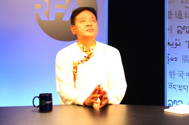 སྤྱི་འཐུས་ཚོགས་གཙོ་སྤེན་པ་ཚེ་རིང་མཆོག་ཨེ་ཤེ་ཡ་རང་དབང་རླུང་འཕྲིན་ཁང་གི་བརྙན་འཇུག་ཁང་དུ། ༢༠༡༥།༧།༢༣ སྤྱི་འཐུས་ཚོགས་གཙོ་སྤེན་པ་ཚེ་རིང་མཆོག་ཨེ་ཤེ་ཡ་རང་དབང་རླུང་འཕྲིན་ཁང་གི་བརྙན་འཇུག་ཁང་དུ། ༢༠༡༥།༧།༢༣
