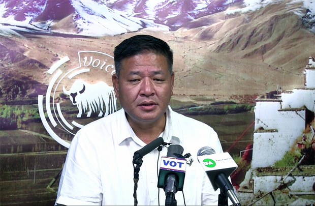 བོད་མི་མང་སྤྱི་འཐུས་ཚོགས་གཙོ་སྤེན་པ་ཚེ་རིང་མཆོག་གིས་མ་འོངས་ཕྱི་ལོ་༢༠༡༦་ལོའི་སྲིད་སྐྱོང་གི་འོས་མིར་བཞེངས་རྒྱུའི་གསལ་བསྒྲགས་གནང་སྐབས། ༢༠༡༥།༨།༣ བོད་མི་མང་སྤྱི་འཐུས་ཚོགས་གཙོ་སྤེན་པ་ཚེ་རིང་མཆོག་གིས་མ་འོངས་ཕྱི་ལོ་༢༠༡༦་ལོའི་སྲིད་སྐྱོང་གི་འོས་མིར་བཞེངས་རྒྱུའི་གསལ་བསྒྲགས་གནང་སྐབས། ༢༠༡༥།༨།༣