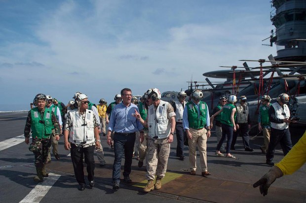ཨ་རིའི་རྒྱལ་སྲུང་དྲུང་ཆེ་Ashton Carter་མཆོག་ལྷོ་རྒྱ་ནག་རྒྱ་མཚོའི་ཁུལ་དུ་ཡོད་པའི་ཨ་རིའི་དམག་གྲུར་གཟིགས་ཞིབ་གནང་བ། ༢༠༡༦།༤།༡༥ ཨ་རིའི་རྒྱལ་སྲུང་དྲུང་ཆེ་Ashton Carter་མཆོག་ལྷོ་རྒྱ་ནག་རྒྱ་མཚོའི་ཁུལ་དུ་ཡོད་པའི་ཨ་རིའི་དམག་གྲུར་གཟིགས་ཞིབ་གནང་བ། ༢༠༡༦།༤།༡༥