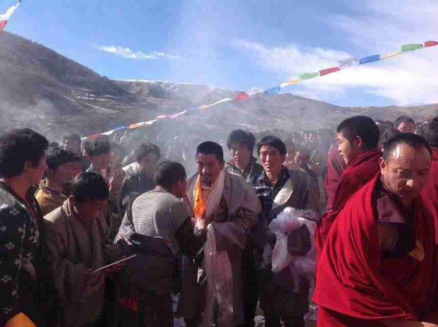 འཕགས་པ་ལགས་བཙོན་བཀྲོལ་བྱུང་སྐབས་ས་གནས་བོད་མིས་དགའ་བསུ་བྱེད་བཞིན་པ། ༢༠༡༥།༡།༢༢