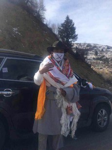 འཕགས་པ་ལགས་བཙོན་བཀྲོལ་བྱུང་སྐབས་ས་གནས་བོད་མིས་དགའ་བསུ་བྱེད་བཞིན་པ། ༢༠༡༥།༡།༢༢