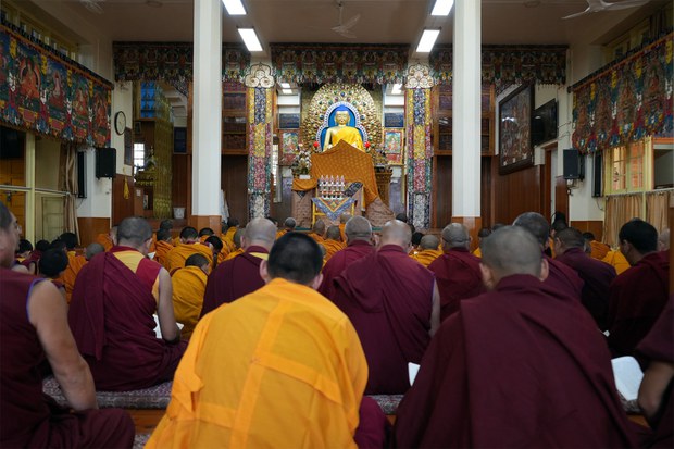 ཞིང་གཤེགས་ཡེ་ཤུའི་བླ་ཆེན་པོབ་ཧྤ་རན་སིས་མཆོག་གི་ཆེད་བཞུགས་སྒར་ཐེག་ཆེན་ཆོས་གླིང་གཙུག་ལག་ཁང་དུ་མཆོད་འབུལ་སྨོན་ལམ་ཚོགས་པ།