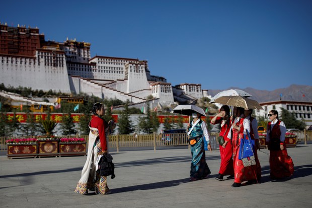 རིམས་ནད་བཀག་བསྡོམས་ཟླ་བ་བཞི་རྗེས་ཕོ་བྲང་པོ་ཏ་ལ་དང་སྐུ་འབུམ་བྱམས་པ་གླིང་སོགས་མཆོད་མཇལ་བ་དང་ཡུལ་སྐོར་བར་སྒོ་ཕྱེ་ཡོད་འདུག