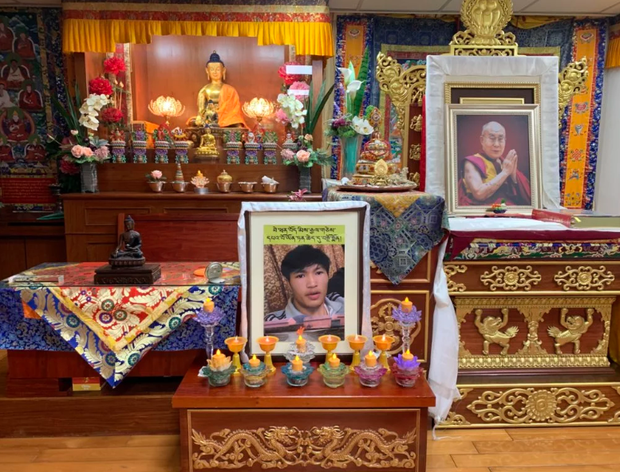ཐེ་ཝན་ནང་གནས་སྡོད་བོད་མི་ཚོས་ཡོན་ཏན་ལགས་ཀྱི་བདུན་ཚིགས་དང་པོར་བསྔོ་སྨོན་མཆོད་འབུལ་འཚོགས་པ། ཐེ་ཝན་ནང་གནས་སྡོད་བོད་མི་ཚོས་ཡོན་ཏན་ལགས་ཀྱི་བདུན་ཚིགས་དང་པོར་བསྔོ་སྨོན་མཆོད་འབུལ་འཚོགས་པ།
