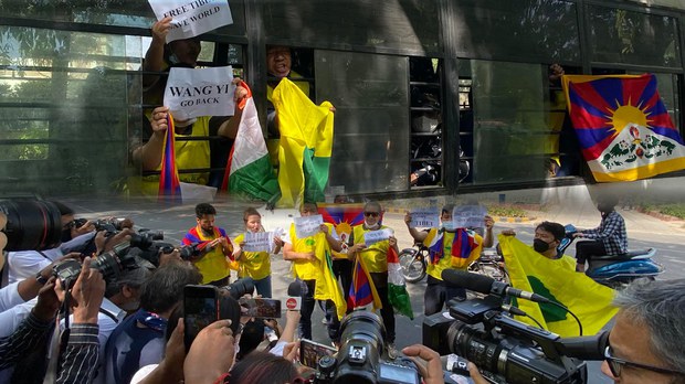 རྒྱ་ནག་ཕྱི་སྲིད་བློན་ཆེན་ལ་བོད་མིས་ངོ་རྒོལ།
