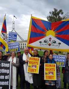 རྒྱ་ནག་གི་སྲིད་བློན་ཨོསི་ཀྲེ་ལི་ཡའི་གྲོས་ཚོགས་ནང་ཕེབས་སྐབས་བོད་མི་དང་བོད་དོན་རྒྱབ་སྐྱོར་བ་ཚོས་ངོ་རྒོལ་སྐབས། ༢༠༡༧།༣།༢༣ 