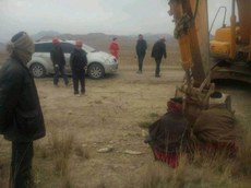 བསང་ཆུ་རྫོང་རྒན་གྱ་ཡུལ་ཚོའི་ནང་རྩྭ་ས་བཙན་འཕྲོག་གིས་གཞུང་ལམ་རྒྱག་འཆར་ལ་ས་གནས་བོད་མི་ཚོས་མི་འདོད་པའི་ངོ་རྒོལ་བྱེད་བཞིན་པ། ༢༠༡༥།༤