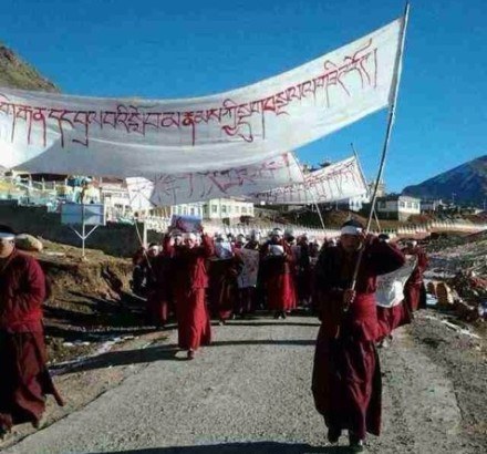 མཁན་པོ་དཀར་ཚེ་ལགས་འཇུ་བཟུང་བྱས་བར་ས་གནས་བོད་མིོ་ཚོས་ངོ་རྒོལ་བྱེད་བཞིན་པ། མཁན་པོ་དཀར་ཚེ་ལགས་འཇུ་བཟུང་བྱས་བར་ས་གནས་བོད་མིོ་ཚོས་ངོ་རྒོལ་བྱེད་བཞིན་པ།