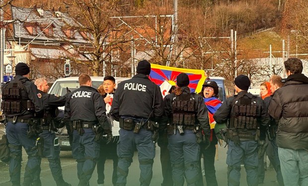 བོད་མི་ཚོས་རྒྱ་ནག་གི་སྲིད་བློན་ལི་ཆང་སུད་སིར་འབྱོར་བར་ངོ་རྒོལ་བྱས་འདུག བོད་མི་ཚོས་རྒྱ་ནག་གི་སྲིད་བློན་ལི་ཆང་སུད་སིར་འབྱོར་བར་ངོ་རྒོལ་བྱས་འདུག