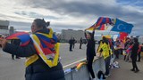 ཞི་ཅིན་ཕིན་ཨ་རིའི་ནང་འབྱོར་སྐབས་བོད་མི་སོགས་ཚོགས་སྡེ་ཁག་མང་པོས་ངོ་རྒོལ་བྱས་འདུག