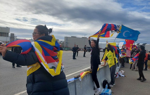 ཞི་ཅིན་ཕིན་ཨ་རིའི་ནང་འབྱོར་སྐབས་བོད་མི་སོགས་ཚོགས་སྡེ་ཁག་མང་པོས་ངོ་རྒོལ་བྱས་འདུག