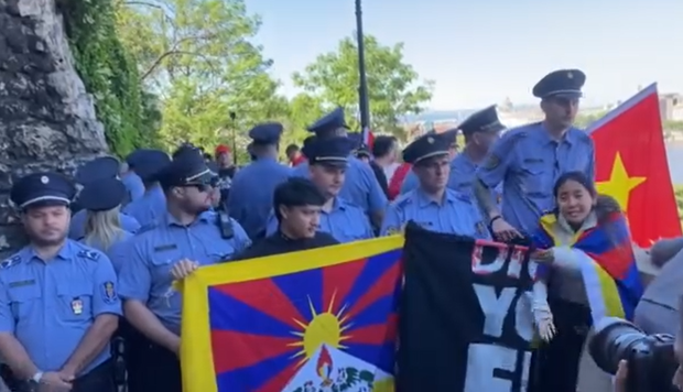 རྒྱ་ནག་གི་སྲིད་འཛིན་ཞི་ཅིན་ཕིན་ལ་ཡོ་རོབ་ཧང་གྷ་རིར་བོད་མི་ཚོས་ངོ་རྒོལ་བྱས་པར་རྒྱ་མི་རྒྱབ་སྐྱོར་བ་ཚོས་བོད་མི་ཚོ་བཀག་འགོག་བྱ་ཐབས་བྱས་འདུག