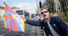 Czechསྤྱི་མཐུན་རྒྱལ་ཁབ་ལ་རྒྱ་ནག་གི་སྲིད་འཛིན་ཞི་ཅིན་ཕེན་ཕེབས་པར་ངོ་རྒོལ་བྱས་སྐབས། ༢༠༡༦།༣།༢༨ photo:Zewlakk