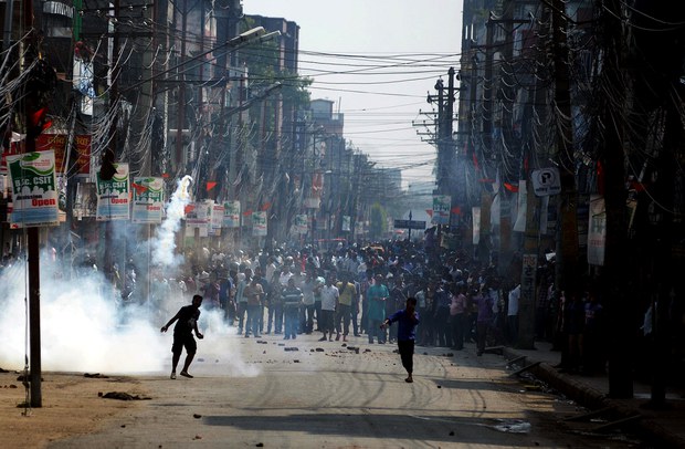 བལ་ཡུལ་དུ་ངོ་རྒོལ་བས་འགྲུལ་སྐྱེལ་སྣུམ་འཁོར་ལ་གཏོར་སྐྱོན་བཏང་བ། བལ་ཡུལ་དུ་ངོ་རྒོལ་བས་འགྲུལ་སྐྱེལ་སྣུམ་འཁོར་ལ་གཏོར་སྐྱོན་བཏང་བ།