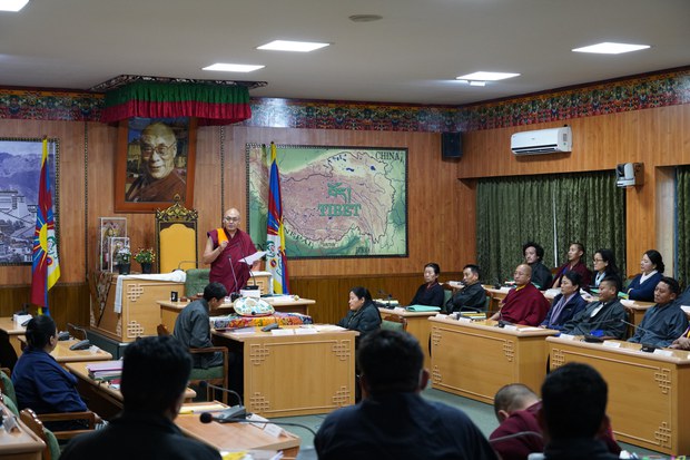 གྲོས་ཚོགས་ཚོགས་དུས་དྲུག་པའི་མཇུག་སྐྱོང་ཚོགས་དུས་དེ་བཞིན་ཚོགས་རྒྱུ་ཁག་པོ་ཆགས་འདུག