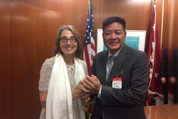 ཨ་རིའི་བོད་དོན་དམིགས་བསལ་འབྲེལ་མཐུད་པ་Sarah Sewall་མཆོག་དང་བྱང་ཨ་རིའི་སྐུ་ཚབ་དོན་གཅོད་སྤེན་པ་ཚེ་རིང་རྣམ་གཉིས་མཇལ་འཕྲད་སྐབས། ༢༠༡༦།༡༠།༢༡ ཨ་རིའི་བོད་དོན་དམིགས་བསལ་འབྲེལ་མཐུད་པ་Sarah Sewall་མཆོག་དང་བྱང་ཨ་རིའི་སྐུ་ཚབ་དོན་གཅོད་སྤེན་པ་ཚེ་རིང་རྣམ་གཉིས་མཇལ་འཕྲད་སྐབས། ༢༠༡༦།༡༠།༢༡
